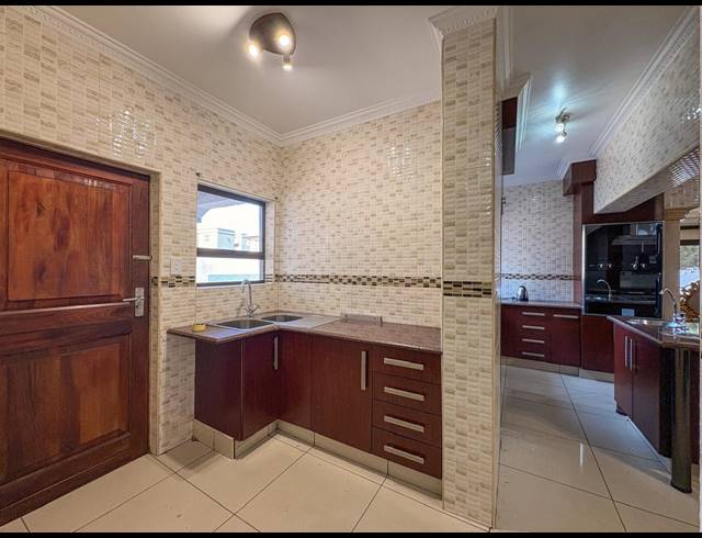 5 BEDROOM HOUSE FOR SALE IN HELDERWYK